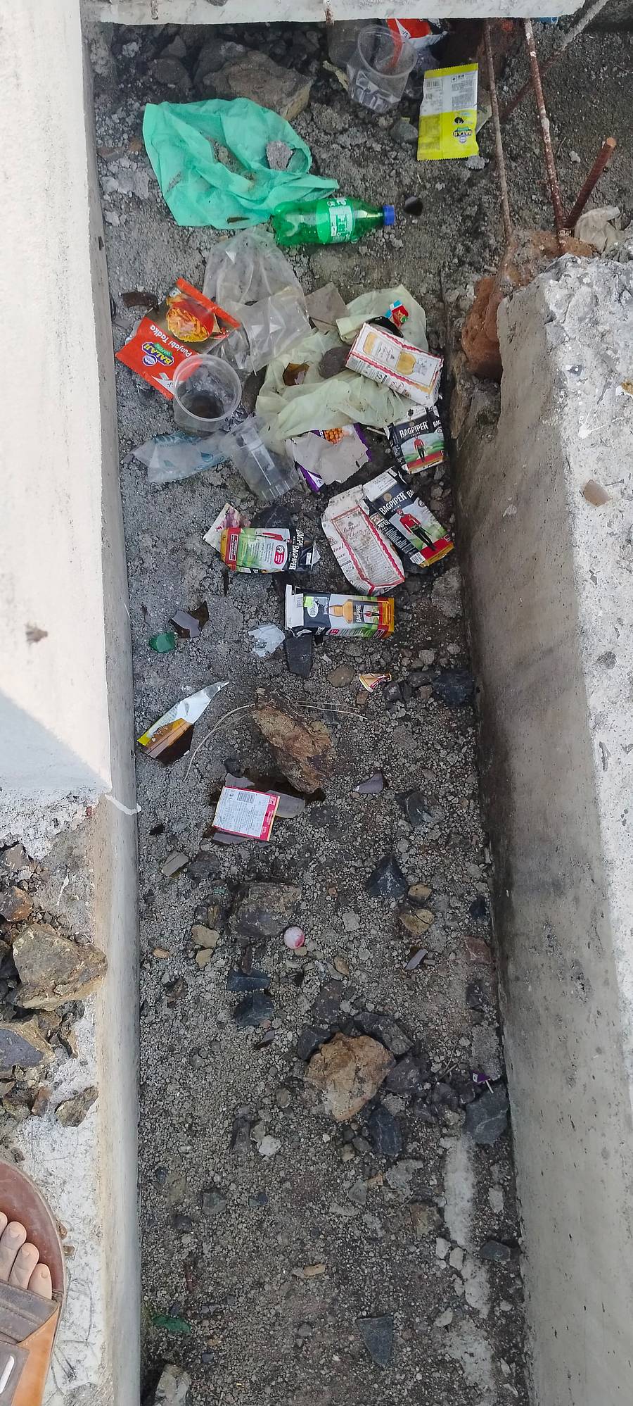 ಜೇವರ್ಗಿ ಪಟ್ಟಣದ ವಿಜಯಪುರ ರಸ್ತೆಯಲ್ಲಿರುವ ಲೇಔಟ್‌ನಲ್ಲಿ ಬಿದ್ದ ಮದ್ಯದ ಪ್ಯಾಕೇಟ್‌, ಬಾಟಲ್‌ಗಳು