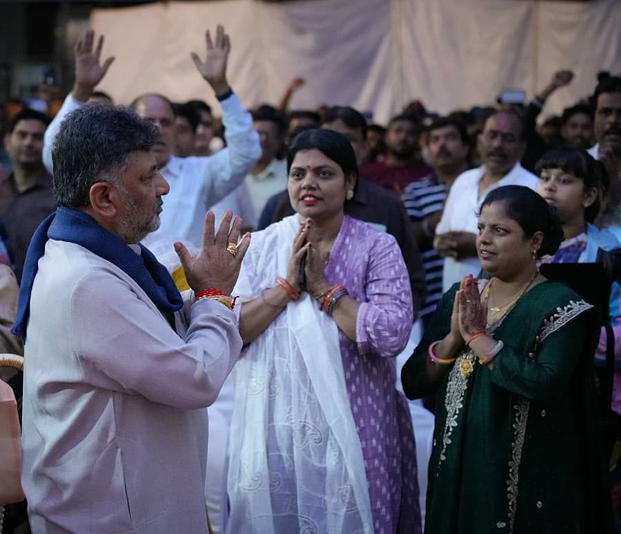 ಬ್ಯಾಟರಾಯನಪುರದ ಕಾಫಿ ಬೋರ್ಡ್ ಲೇಔಟ್‌ನಲ್ಲಿ ಬಿಹಾರದ ಬೆಂಗಳೂರು ನಿವಾಸಿಗಳ ಸಂಘದ ಸದಸ್ಯರೊಂದಿಗೆ ಡಿ.ಕೆ. ಶಿವಕುಮಾರ್‌ ಚರ್ಚೆ ನಡೆಸಿದರು