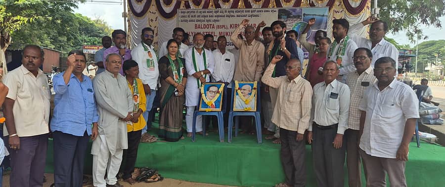 ಕೊಪ್ಪಳದಲ್ಲಿ ನಡೆಯುತ್ತಿರುವ ಪರಿಸರ ಮಾಲಿನ್ಯ ಉಂಟುಮಾಡುವ ಕಾರ್ಖಾನೆಗಳ ವಿರುದ್ಧದ ಹೋರಾಟದಲ್ಲಿ ಭಾನುವಾರ ಹೋರಾಟಗಾರರು ಘೋಷಣೆಗಳನ್ನು ಕೂಗಿದರು