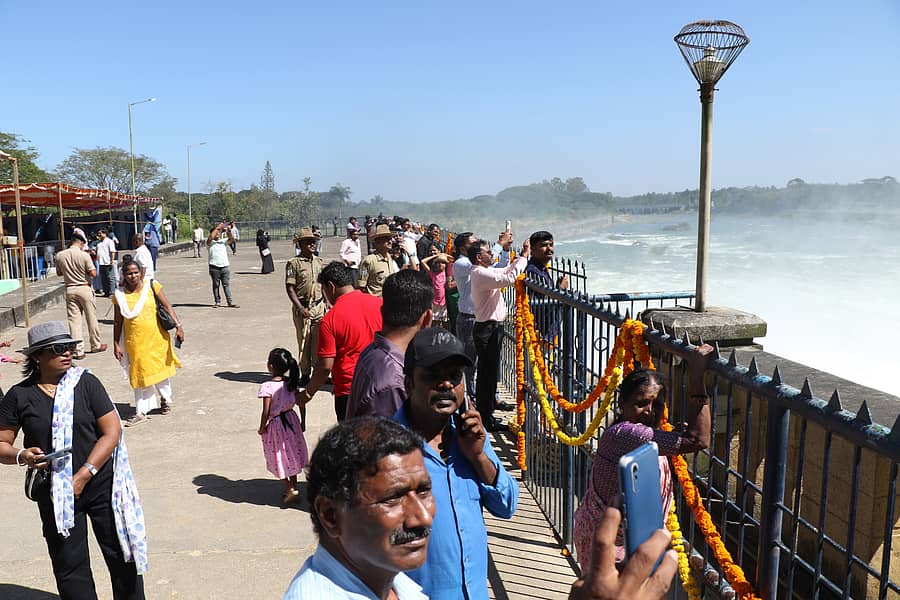 ಹೇಮಾವತಿ ಜಲಾಶಯದ ಸೊಬಗು ಕಣ್ತುಂಬಿಕೊಳ್ಳುತ್ತಿರುವ ಜನರು