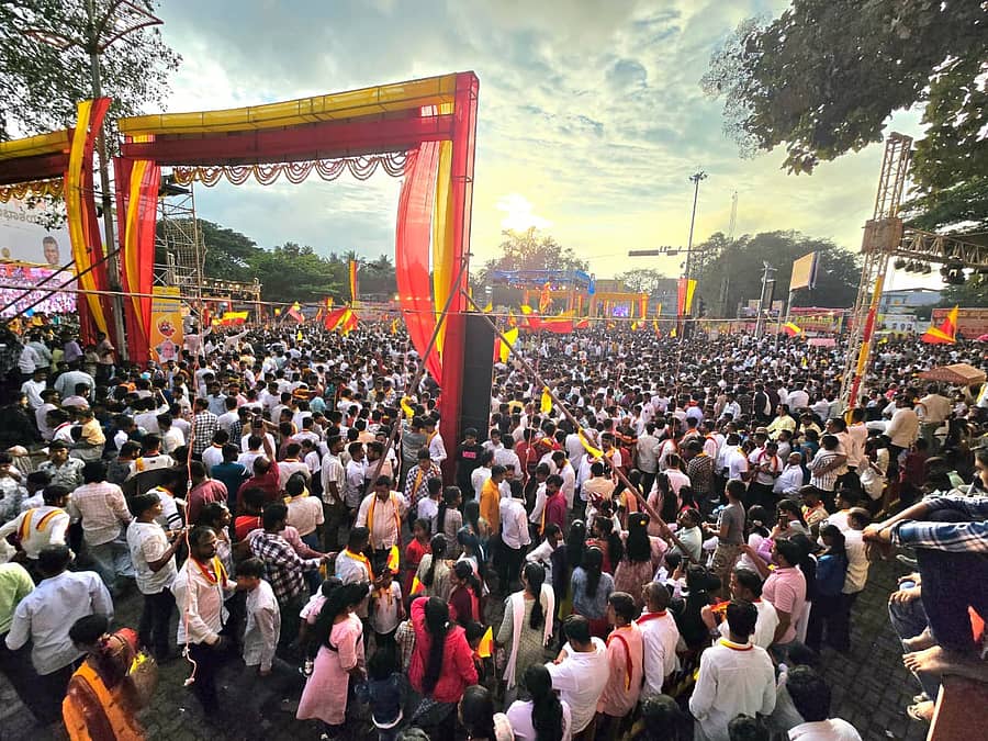 <div class="paragraphs"><p>ಬೆಳಗಾವಿಯಲ್ಲಿ ಶನಿವಾರ ನಡೆದ ಕರ್ನಾಟಕ ರಾಜ್ಯೋತ್ಸವ ಮೆರವಣಿಗೆಯಲ್ಲಿ ಅಪಾರ ಸಂಖ್ಯೆಯಲ್ಲಿ ಜನರು ಕುಣಿದು ಕುಪ್ಪಳಿಸಿದರು</p></div>