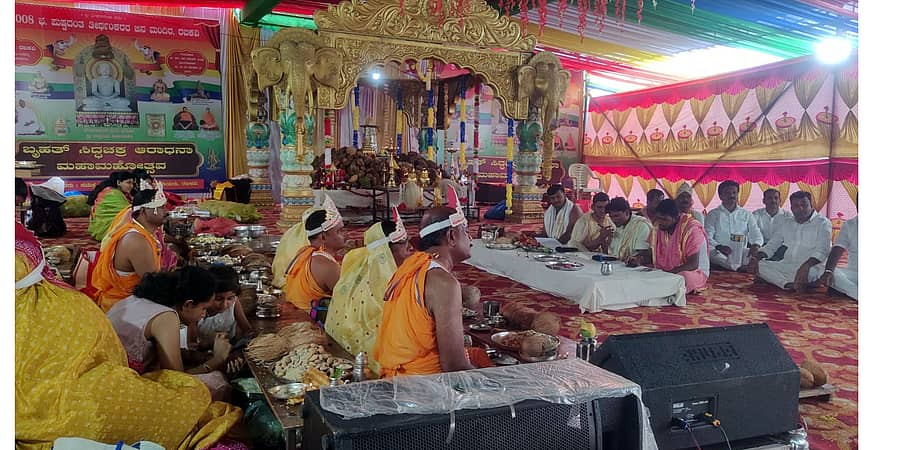 ರಬಕವಿಯಲ್ಲಿ ನಡೆಯುತ್ತಿರುವ ಸಿದ್ಧಚಕ್ರ ಆರಾಧನಾ ಮಹಾಮಹೋತ್ಸವ ಕಾರ್ಯಕ್ರಮದಲ್ಲಿ ಜೈನ ಧರ್ಮಿಯರು ಪಾಲ್ಗೊಂಡಿದ್ದರು