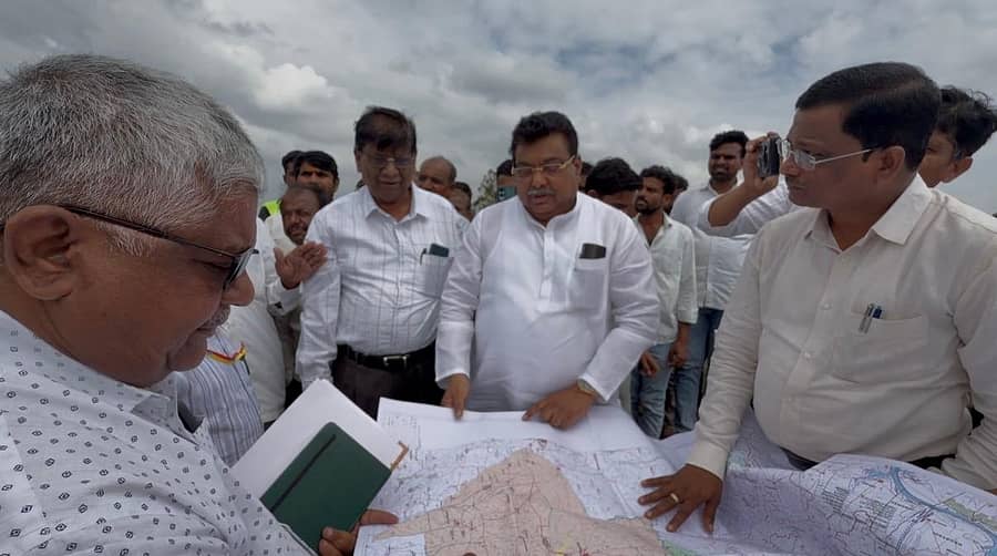 ತಿಕೋಟಾ ತಾಲ್ಲೂಕಿನ ಬಾಬಾನಗರ ಹತ್ತಿರವಿರುವ ಉದ್ದೇಶಿತ ಯೋಜನಾ ಪ್ರದೇಶವನ್ನು ಜಿಲ್ಲಾ ಉಸ್ತುವಾರಿ ಸಚಿವ ಎಂ.ಬಿ.ಪಾಟೀಲ ಭಾನುವಾ ಪರಿಶೀಲಿಸಿದರು