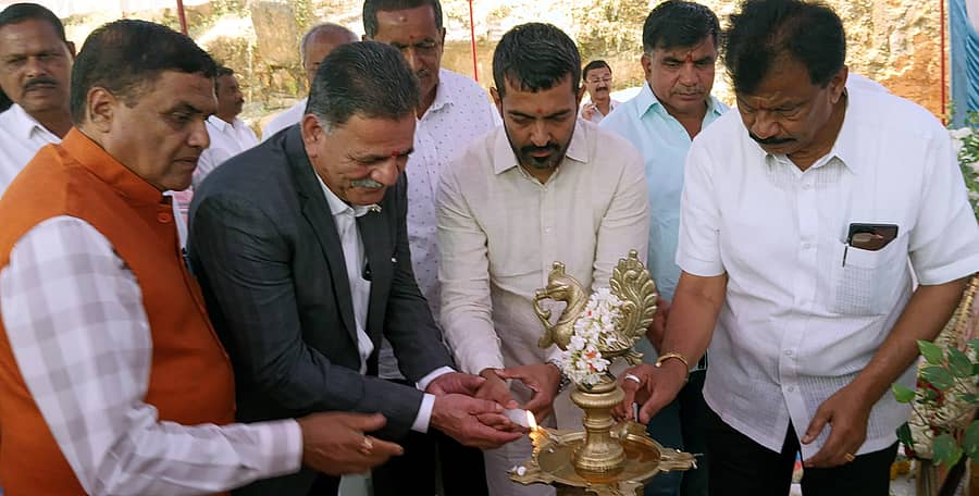 ಸೋಮವಾರಪೇಟೆ ಒಕ್ಕಲಿಗರ ಸಂಘದ ಕುವೆಂಪು ವಿದ್ಯಾಸಂಸ್ಥೆಯಲ್ಲಿ ನಡೆದ ಸಮಾರಂಭವನ್ನು ಶಾಸಕ ಡಾ.ಮಂತರ್ ಗೌಡ ಉದ್ಘಾಟಿಸಿದರು