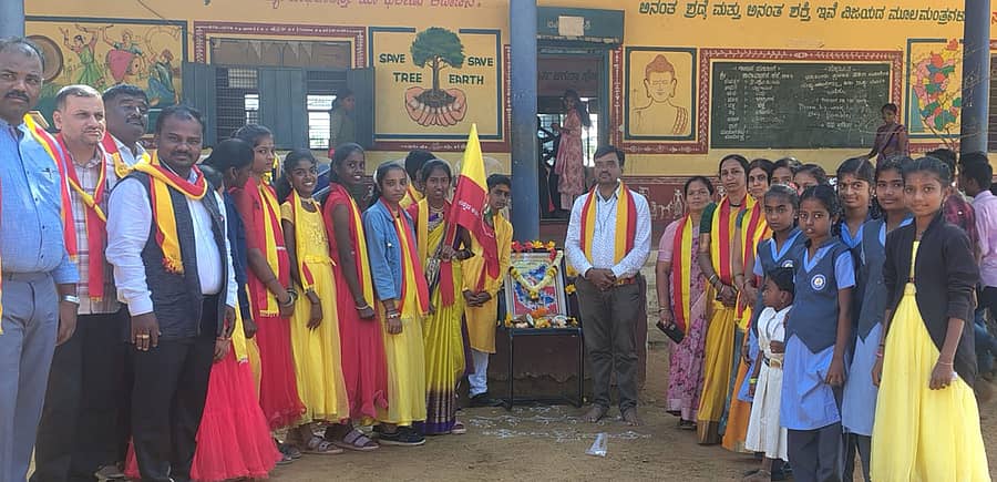 ರಾಣೆಬೆನ್ನೂರು ತಾಲ್ಲೂಕಿನ ಕುಮಾರಪಟ್ಟಣ ಸಮೀಪದ ಹುಲಿಕಟ್ಟಿ ಸರ್ಕಾರಿ ಪ್ರೌಢ ಶಾಲೆಯಲ್ಲಿ ಶನಿವಾರ 70ನೇ ಕನ್ನಡ ರಾಜ್ಯೋತ್ಸವದ ಕಾರ್ಯಕ್ರಮಕ್ಕೆ ಮುಖ್ಯ ಶಿಕ್ಷಕ ನಾಗರಾಜ ಬಣಕಾರ ಚಾಲನೆ ನೀಡಿದರು. ಎಸ್‌ಡಿಎಂಸಿ ಸದಸ್ಯರು ಹಾಗೂ ಗ್ರಾಮಸ್ಥರು, ವಿದ್ಯಾರ್ಥಿಗಳು ಭಾಗವಹಿಸಿದ್ದರು. 