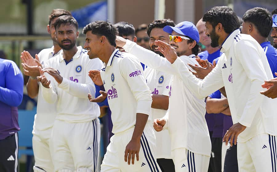 <div class="paragraphs"><p>ತನುಷ್ ಕೋಟ್ಯನ್ ಅವರನ್ನು ಅಭಿನಂದಿಸುತ್ತಿರುವ ಸಹ ಆಟಗಾರರು</p></div>