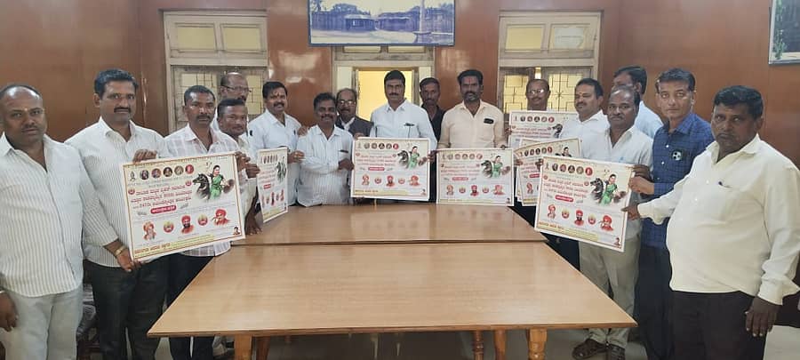 ಶಿರಹಟ್ಟಿಯ ನಿರೀಕ್ಷಣಾ ಮಂದಿರದಲ್ಲಿ ಕರ್ನಾಟಕ ರಾಜ್ಯ ವೀರಶೈವ ಲಿಂಗಾಯತ ಪಂಚಮಸಾಲಿ ಸಂಘದ ತಾಲ್ಲೂಕು ಘಟಕ ವತಿಯಿಂದ ನ.14ರಂದು ಹಮ್ಮಿಕೊಂಡ ಕಿತ್ತೂರು ಚನ್ನಮ್ಮ ಜಯಂತಿ ಕರಪತ್ರಗಳನ್ನು ಭಾನುವಾರ ಬಿಡುಗಡೆಗೊಳಿಸಿದರು 