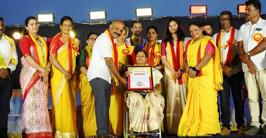 ಕೊಪ್ಪದಲ್ಲಿ ನಡೆದ ಕನ್ನಡ ರಾಜ್ಯೋತ್ಸವ ಕಾರ್ಯಕ್ರಮದಲ್ಲಿ ಜಾನಪದ ಕಲಾವಿದೆ ಶ್ಯಾಮಲ ಅವರನ್ನು ಗೌರವಿಸಲಾಯಿತು. ತಹಶೀಲ್ದಾರ್ ಲಿಖಿತ ಮೋಹನ್, ಪಟ್ಟಣ ಪಂಚಾಯಿತಿ ಅಧ್ಯಕ್ಷೆ ಎಚ್.ಆರ್.ರೇಖಾ ಭಾಗವಹಿಸಿದ್ದರು