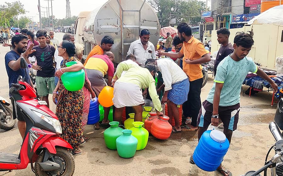ಕುಡತಿನಿಯಲ್ಲಿ ಕಳೆದ ಎರಡು ದಿನಗಳಿಂದ ವಿದ್ಯುತ್ ಸಮಸ್ಯೆ ಉಂಟಾಗಿದ್ದರಿಂದ ಜನರು ಹಣ ನೀಡಿ ಖಾಸಗಿ ಶುದ್ಧ ಕುಡಿಯುವ ನೀರಿನ ಟ್ಯಾಂಕರ್‌ನಿಂದ ನೀರು ಪಡೆದರು