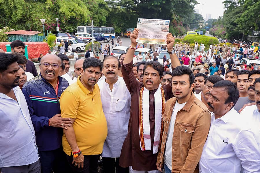 ‘ಲಾಲ್‌ಬಾಗ್ ಉಳಿಸಿ, ಸುರಂಗ ರಸ್ತೆ ನಿಲ್ಲಿಸಿ’ ಅಭಿಯಾನದಲ್ಲಿ ಆರ್‌. ಅಶೋಕ, ತೇಜಸ್ವಿ ಸೂರ್ಯ, ಉದಯ ಗರುಡಾಚಾರ್‌, ಸಿ.ಕೆ. ರಾಮಮೂರ್ತಿ, ಬಿಜೆಪಿ ಮುಖಂಡರು ಭಾಗವಹಿಸಿದ್ದರು.
ಪ್ರಜಾವಾಣಿ ಚಿತ್ರ