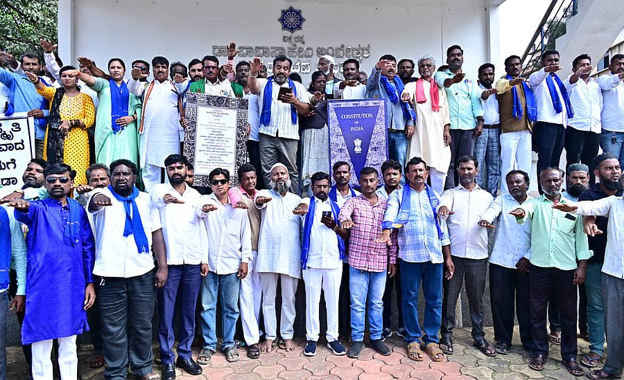 ರಾಷ್ಟ್ರೀಯ ಅಹಿಂದ್ ಸಂಘಟನೆ ಸದಸ್ಯರು ಭಾನುವಾರ ಹುಬ್ಬಳ್ಳಿಯಲ್ಲಿ ಪ್ರತಿಭಟನೆ ನಡೆಸಿದರು