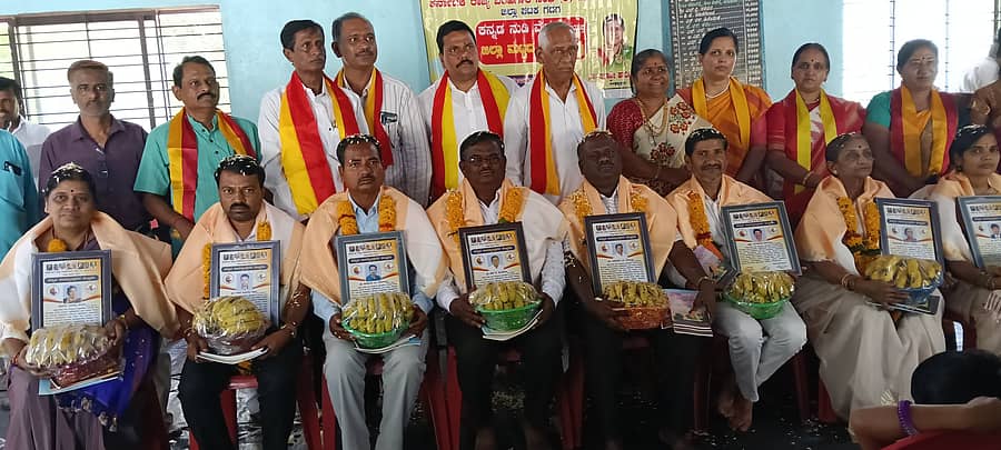 ನರಗುಂದದ ಸರಸ್ವತಿ ದೇವಸ್ಥಾನದಲ್ಲಿ ಕರ್ನಾಟಕ ರಾಜ್ಯ ಬರಹಗಾರರ ಬಳಗ ವತಿಯಿಂದ ಕನ್ನಡ ಉಪನ್ಯಾಸಕರಿಗೆ ಜಿಲ್ಲಾ ಮಟ್ಟದ ಕನ್ನಡ ಶ್ರೀ ಪ್ರಶಸ್ತಿ ಪ್ರದಾನ ಮಾಡಲಾಯಿತು