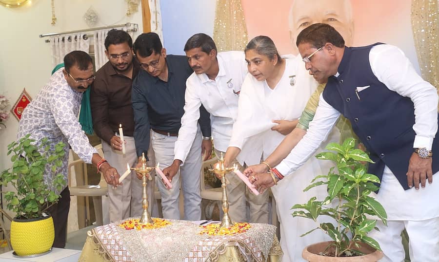 ಪ್ರಗತಿಪರ ಕೃಷಿಕ ಭೂಷಣ್ ಬಿ.ಕೆ. ಭಗವಾನ್, ಕೃಷಿಕ ಸಮಾಜದ ಜಿಲ್ಲಾಧ್ಯಕ್ಷ ಸಿದ್ರಾಮಯ್ಯ ಸ್ವಾಮಿ ಮತ್ತಿತರರು ಕಾರ್ಯಕ್ರಮ ಉದ್ಘಾಟಿಸಿದರು