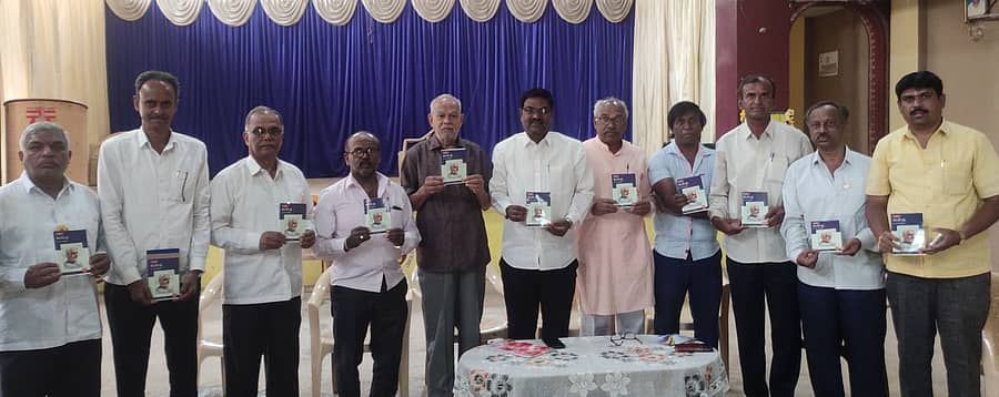 ದೊಡ್ಡಬಳ್ಳಾಪುರ ಕನ್ನಡ ಜಾಗೃತ ಭವನದಲ್ಲಿ ಭಾನುವಾರ ಕನ್ನಡ ಪುಸ್ತಕ ಓದಿ-ಬಹುಮಾನ ಗೆಲ್ಲಿ ಕಾರ್ಯಕ್ರಮಕ್ಕೆ ವಿಜ್ಞಾನ ಲೇಖಕ ಡಾ.ಎ.ಓ.ಆವಲಮೂರ್ತಿ ಅವರು ‘ಕುವೆಂಪು’ ಪುಸ್ತಕ ಬಿಡುಗಡೆ ಮಾಡುವ ಮೂಲಕ ಚಾಲನೆ ನೀಡಿದರು