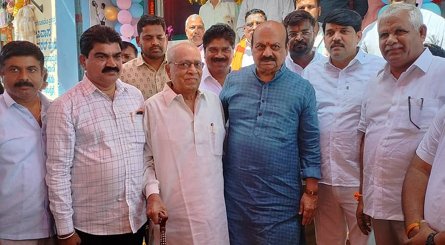 ಹಾನಗಲ್‌ಗೆ ಭಾನುವಾರ ಸಂಸದ ಬಸವರಾಜ ಬೊಮ್ಮಾಯಿ ಅವರು ಖಾಸಗಿ ಕಾರ್ಯಕ್ರಮಕ್ಕೆ ಆಗಮಿಸಿದ್ದರು.