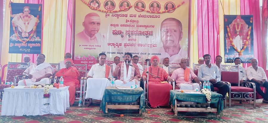 ಪರಮಾನಂದವಾಡಿ ಸಮೀಪದ ಖೇಮಲಾಪುರದಲ್ಲಿ ಹಮ್ಮಿಕೊಂಡಿದ್ದ ಕಾರ್ಯಕ್ರಮದಲ್ಲಿ ಅಭಿನವ ನಿಜಗುಣ ಸ್ವಾಮೀಜಿ ಮಾತನಾಡಿದರು