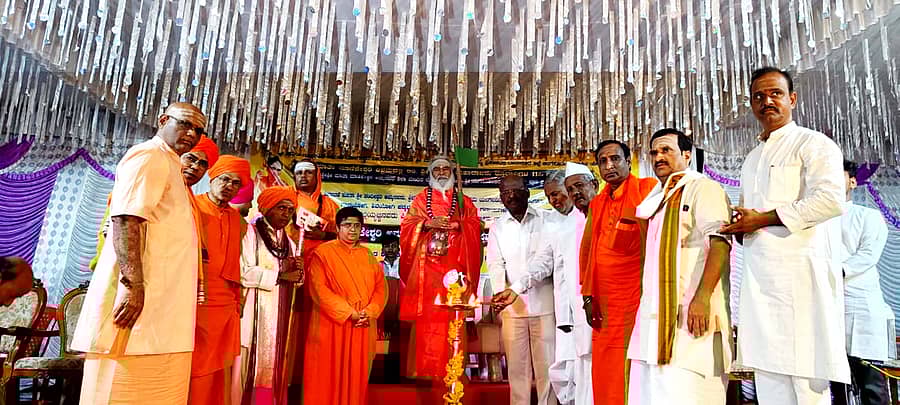 ಲಿಂಗಸುಗೂರು ತಾಲ್ಲೂಕಿನ ಯಲಗಲದಿನ್ನಿ ಗ್ರಾಮದಲ್ಲಿ ನಡೆದ ಧರ್ಮಸಭೆಯನ್ನು ವೀರಸೋಮೇಶ್ವರ ಶಿವಾಚಾರ್ಯರು ಉದ್ಘಾಟಿಸಿದರು