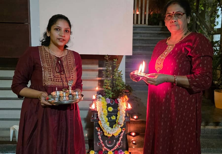 ಚಿತ್ರದುರ್ಗ ನಗರದಲ್ಲಿ ತುಳಸಿ ಕಟ್ಟೆಗೆ ಪೂಜೆ ಸಲ್ಲಿಸಿದ ಮಹಿಳೆಯರು