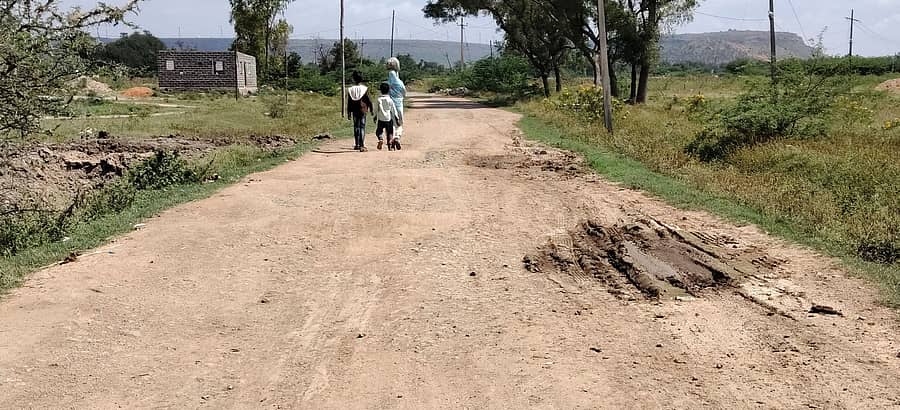 ಗಜೇಂದ್ರಗಡ ಸಮೀಪದ ರಾಜೂರ ಗ್ರಾಮದಿಂದ ಕಾಲಕಾಲೇಶ್ವರ ಗ್ರಾಮಕ್ಕೆ ಸಂಪರ್ಕಿಸುವ ಗ್ರಾಮೀಣ ಡಾಂಬರು ರಸ್ತೆ ಹಾಳಾಗಿರುವುದು