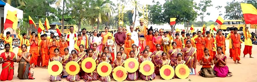 ಕಾರಟಗಿ ಸಮೀಪದ ನವನಗರದ ಆರ್‌ವಿಎಸ್‌ ಶಾಲೆಯ ವಿದ್ಯಾರ್ಥಿಗಳು ಕನ್ನಡ ನಾಡಿನ ಹಿರಿಮೆಯನ್ನು ಪ್ರತಿಬಿಂಬಿಸುವ ನೃತ್ಯರೂಪಕ ಪ್ರದರ್ಶಿಸಿದರು