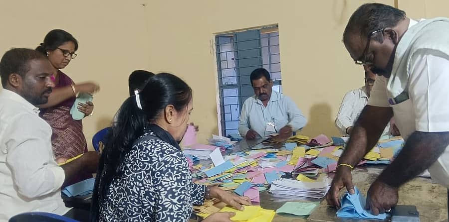 <div class="paragraphs"><p>ದೊಡ್ಡಬಳ್ಳಾಪುರ ಟಿಎಪಿಎಂಸಿಎಸ್‌ ಮತಗಳ ಎಣಿಕೆಯಲ್ಲಿ ನಿರತ ಚುನಾವಣಾ ಸಿಬ್ಬಂದಿ</p></div>