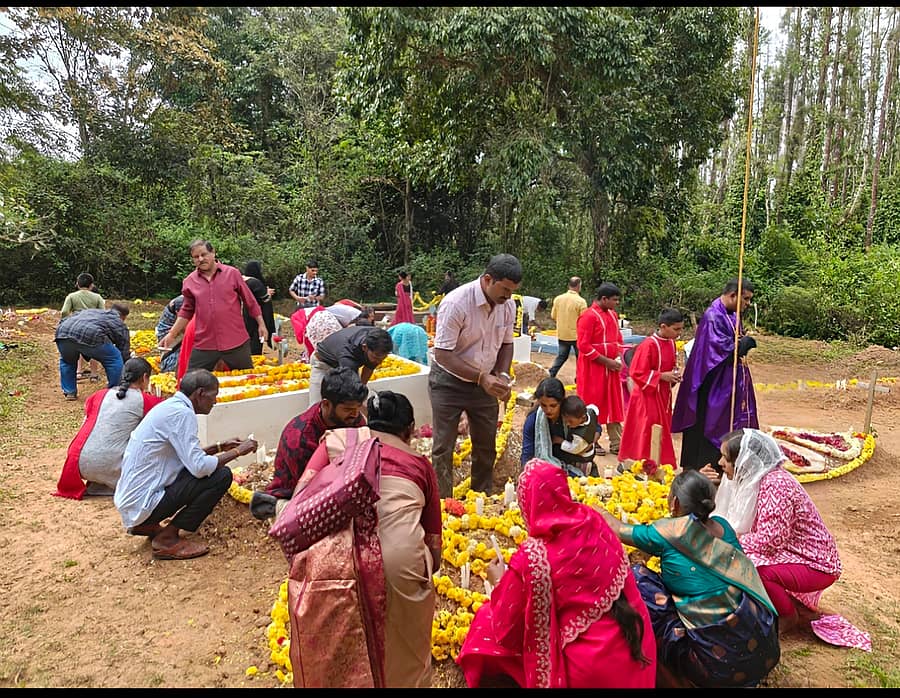 ಆಲ್ದೂರು ಪುರದ ಕ್ರೈಸ್ತ ಸ್ಮಶಾನ ಭೂಮಿಯಲ್ಲಿ ಕ್ರೈಸ್ತರು ತಮ್ಮ ಸಂಬಂಧಿಕರ ಸಮಾಧಿಗಳಿಗೆ ಪುಷ್ಪಗಳಿಂದ ಅಲಂಕರಿಸಿ ಮೇಣದ ಬತ್ತಿ ಹಚ್ಚಿ ಪ್ರಾರ್ಥಿಸಿದರು