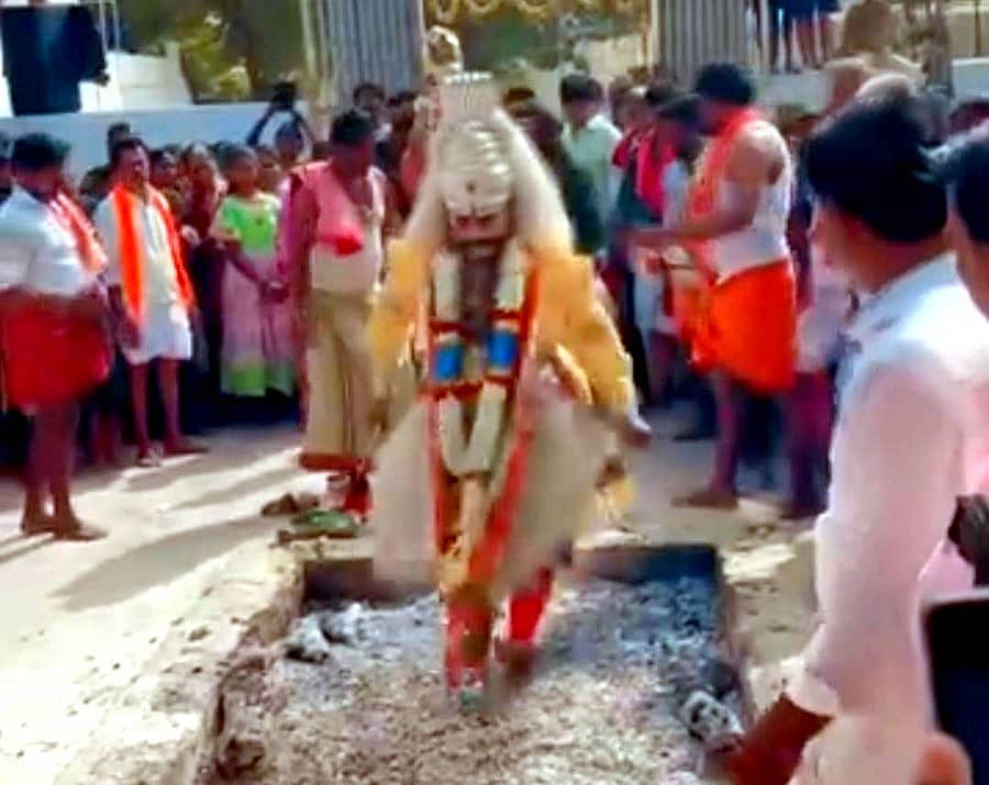 ಕುರುಗೋಡು ತಾಲ್ಲೂಕಿನ ಬಾದನಹಟ್ಟಿ ಗ್ರಾಮದಲ್ಲಿ ವೀರಭದ್ರೇಶ್ವರ ಅಗ್ನಿಕುಂಡದಲ್ಲಿ ನಡೆದು ಪುರವಂತರು, ಭಕ್ತರು ನಡೆದು  ಹರಕೆ ತೀರಿಸಿದರು