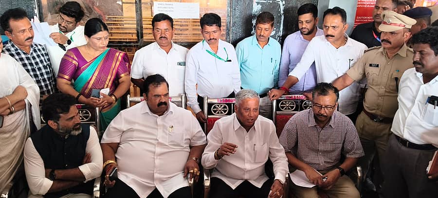 ಬೀರೂರು ರೈಲ್ವೆ ನಿಲ್ದಾಣದಲ್ಲಿ ಭಾನುವಾರ ಕೇಂದ್ರ ರೈಲ್ವೆ ಮತ್ತು ಜಲಶಕ್ತಿ ಖಾತೆ ರಾಜ್ಯ ಸಚಿವ ವಿ.ಸೋಮಣ್ಣ ಪರಿಶೀಲನೆ ನಡೆಸಿ ಮಾತನಾಡಿದರು. ಅಪೆಕ್ಸ್‌ ಬ್ಯಾಂಕ್‌ ಅಧ್ಯಕ್ಷ ಬೆಳ್ಳಿಪ್ರಕಾಶ್‌, ಮೈಸೂರು ಡಿಆರ್‌ಎಂ ಮುದಿತ್‌ ಮಿತ್ತಲ್‌ ಹಾಜರಿದ್ದರು