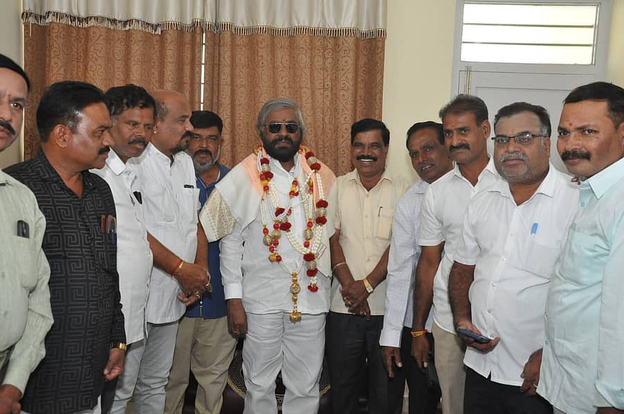 ಕೊಳ್ಳೇಗಾಲ ನಗರದ ಪ್ರವಾಸಿ ಮಂದಿರಕ್ಕೆ ಆಗಮಿಸಿದಅರಣ್ಯ, ಜೀವಶಾಸ್ತ್ರ ಮತ್ತು ಪರಿಸರ ಇಲಾಖೆ ಸಚಿವ ಈಶ್ವರ ಖಂಡ್ರೆ ಅವರನ್ನು ಕಾರ್ಯಕರ್ತರು ಸನ್ಮಾನಿಸಿದರು