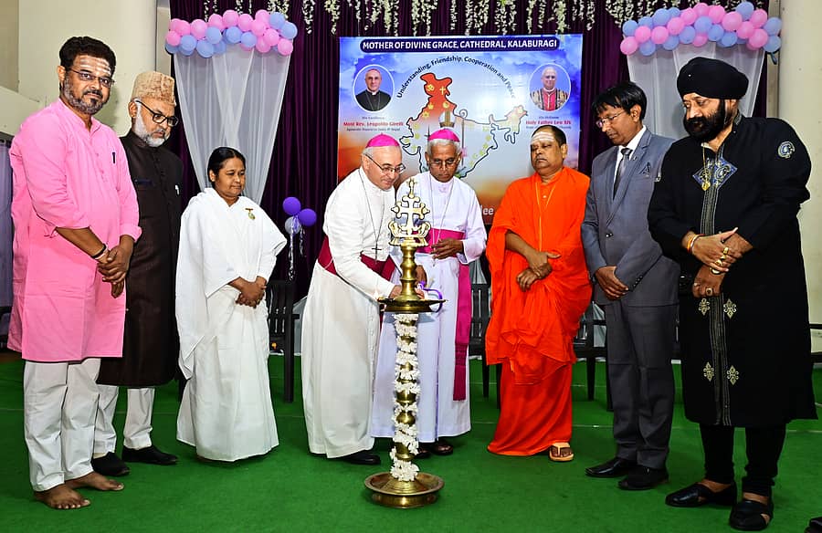 ಕಲಬುರಗಿಯ ದೈವಾನುಗ್ರಹ ಮಾತೆ ಪ್ರಧಾನಾಲಯ ಸಭಾಂಗಣದಲ್ಲಿ ಭಾನುವಾರ ಹಮ್ಮಿಕೊಂಡಿದ್ದ ಸರ್ವಧರ್ಮ ಸಭೆಯನ್ನು ಕ್ರೈಸ್ತ ಧರ್ಮದ ಭಾರತ ಮತ್ತು ನೇಪಾಳ ಪ್ರತಿನಿಧಿ ಆರ್ಚ್ಬಿಷಪ್ ಲೀಯೊಪೋಲ್ದೊ ಗೆರೆಲಿ ಉದ್ಘಾಟಿಸಿದರು ಪ್ರಜಾವಾಣಿ ಚಿತ್ರ