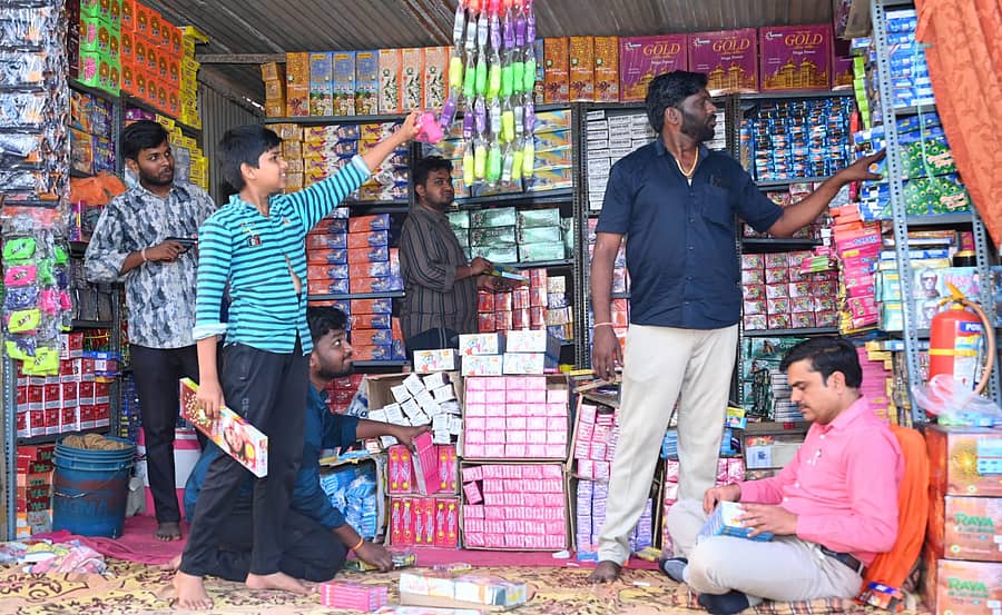 ಬೀದರ್‌ನ ಚಿಕ್ಕಪೇಟೆ ಸಮೀಪ ತೆರೆದಿರುವ ಪಟಾಕಿ ಮಳಿಗೆಗಳಲ್ಲಿ ಪಟಾಕಿಗಳನ್ನು ಖರೀದಿಸುತ್ತಿರುವ ಜನ