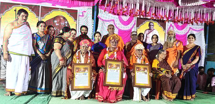 ಕೆಂಭಾವಿ ಸಮೀಪದ ಕೂಡಲಿಗಿ ಗ್ರಾಮದಲ್ಲಿ ಶಾಂತಾನಂದ ಸರಸ್ವತಿ ಮಹಾರಾಜರ ಜಾತ್ರಾ ಮಹೋತ್ಸವ ಅಂಗವಾಗಿ ಶನಿವಾರ ಸಂಜೆ ವಿವಿಧ ಕ್ಷೇತ್ರದ ಸಾಧಕರನ್ನು ಪ್ರಶಸ್ತಿ ನೀಡಿ ಗೌರವಿಸಲಾಯಿತು.