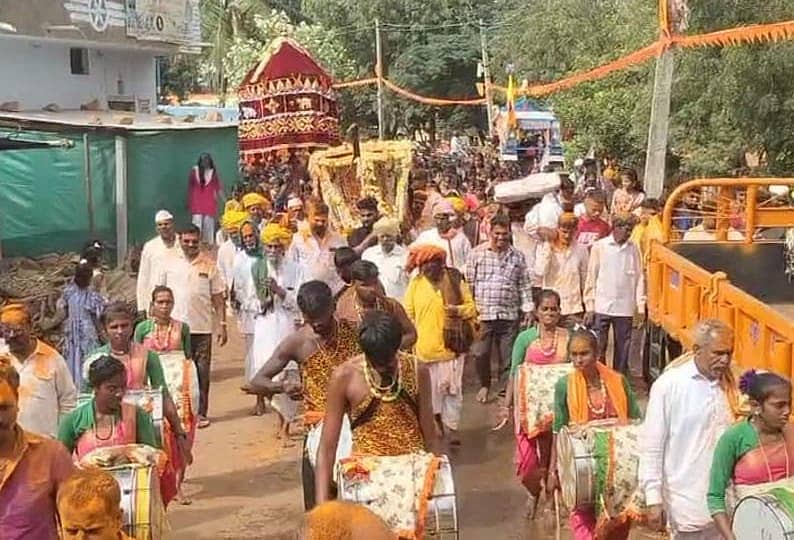 ಬೀಳಗಿ ತಾಲ್ಲೂಕಿನ ತೋಳಮಟ್ಟಿ ಗ್ರಾಮದ ಮಲ್ಲಿಕಾರ್ಜುನ ದೇವರ ಮತ್ತು ಬೀರದೇವರ ಜಾತ್ರಾ ಮಹೋತ್ಸವ ಅಂಗವಾಗಿ ನಡೆದ ಮೆರವಣಿಗೆಯಲ್ಲಿ ಭಕ್ತರು ಪಾಲ್ಗೊಂಡಿದ್ದರು