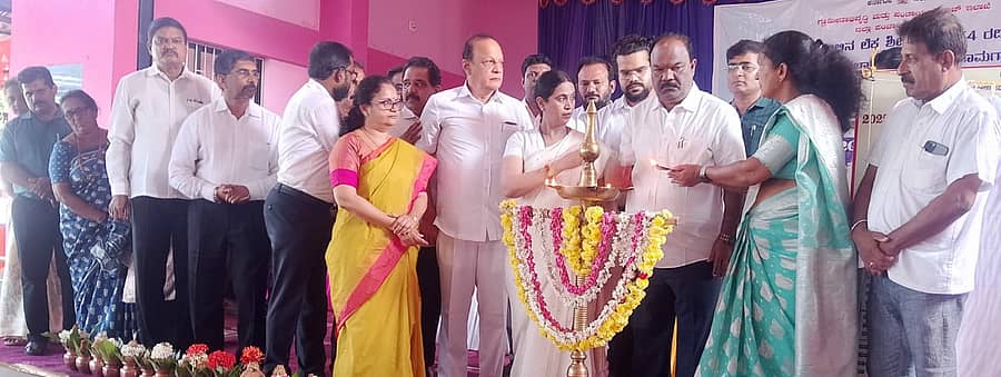 ಕಾಪು ವಿಧಾನಸಭಾ ಕ್ಷೇತ್ರದಲ್ಲಿ ₹940 ಲಕ್ಷ ವೆಚ್ಚದ ವಿವಿಧ ಅಭಿವೃದ್ಧಿ ಕಾಮಗಾರಿಗಳ ಶಂಕುಸ್ಥಾಪನಾ ಕಾರ್ಯಕ್ರಮಗಳಿಗೆ ಉಸ್ತುವಾರಿ ಸಚಿವೆ ಲಕ್ಷ್ಮಿ ಹೆಬ್ಬಾಳಕರ ಚಾಲನೆ ನೀಡಿದರು