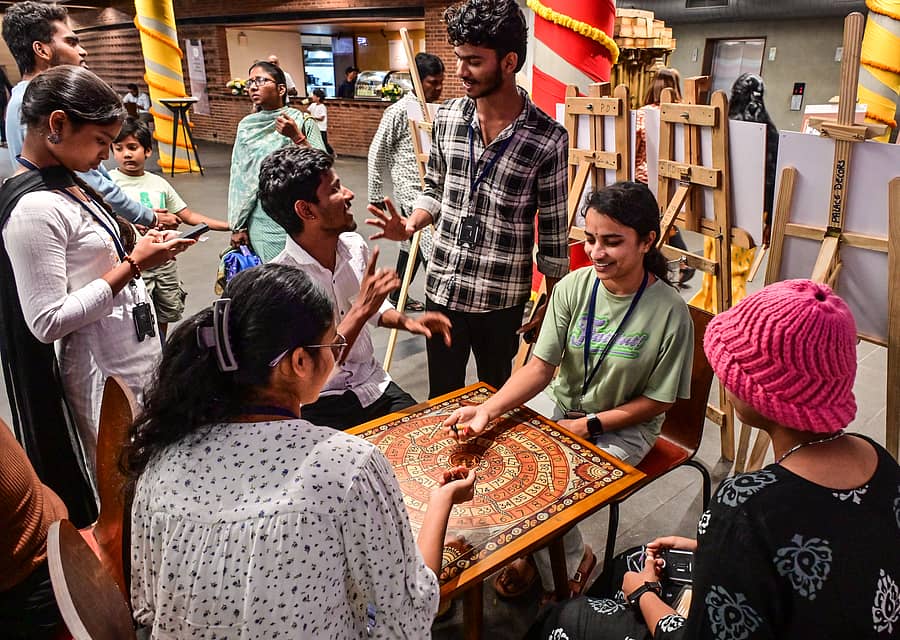 ಹಾವು–ಏಣಿ ಆಟದಲ್ಲಿ ಏರುವವರು ಯಾರು, ಬೀಳುವವರು ಯಾರು...  –ಪ್ರಜಾವಾಣಿ ಚಿತ್ರ