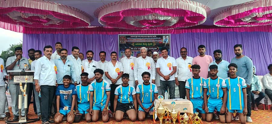 ಮಹಾಲಿಂಗಪುರ ಸಮೀಪದ ಬಿಸನಾಳ ಗ್ರಾಮದಲ್ಲಿ ಹಮ್ಮಿಕೊಂಡ 60 ಕೆ.ಜಿ ಮ್ಯಾಟ್ ಕಬಡ್ಡಿ ಪಂದ್ಯಾವಳಿಯಲ್ಲಿ ಪ್ರಥಮ ಸ್ಥಾನ ಪಡೆದ ಅರಳಿಮಟ್ಟಿ ತಂಡಕ್ಕೆ ಶಾಸಕ ಸಿದ್ದು ಸವದಿ ಬಹುಮಾನ ವಿತರಿಸಿದರು 