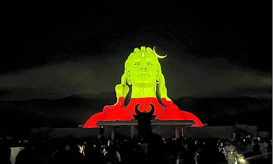 <div class="paragraphs"><p>ಚಿಕ್ಕಬಳ್ಳಾಪುರ ಈಶಾ ಯೋಗ ಕೇಂದ್ರದ ಆದಿ ಯೋಗಿ ಪ್ರತಿಮೆ ಮೇಲೆ ನಾಡಧ್ವಜದ ಬಣ್ಣಗಳು</p></div>