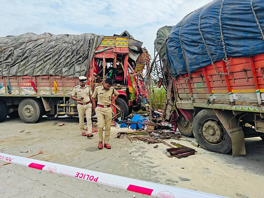 ಸೈದಾಪುರ ಸಮೀಪದ ಕಡೇಚೂರು ಕೈಗಾರಿಕಾ ಪ್ರದೇಶದ ಹತ್ತಿರ ಅಪಘಾತಕ್ಕೀಡಾದ ಸ್ಥಳಕ್ಕೆ ಜಿಲ್ಲಾ ವರಿಷ್ಠಾಧಿಕಾರಿ ಪೃಥ್ವಿ ಶಂಕರ ಭೇಟಿ ನೀಡಿ ಪರಿಶೀಲನೆ ಮಾಡಿದರು.