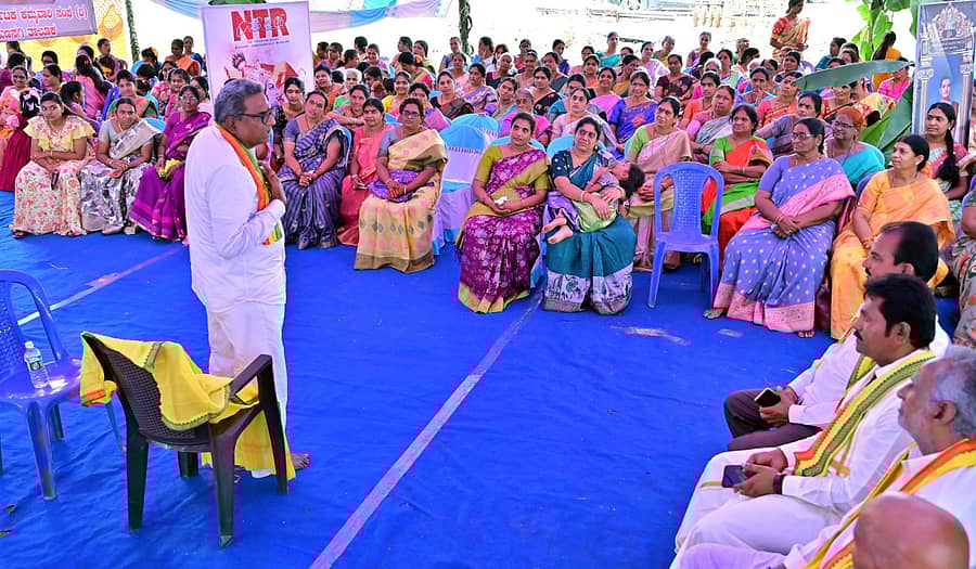 ಹುಣಸಗಿಯ ಹೊರವಲದಲ್ಲಿರುವ ಮದ್ದಿನಮನಿ ಕ್ಯಾಂಪ್‌ನಲ್ಲಿ ಸತ್ಯನಾರಾಯಣ ಪೂಜಾ ಉತ್ಸವ ಹಾಗೂ ವನಭೋಜನ ಕಾರ್ಯಕ್ರಮದಲ್ಲಿ ಬಳ್ಳಾರಿಯ ಸಾಯಿರಾಂ ರವಿಚಂದ್ರನ್‌ ಪ್ರವಚನ ನೀಡಿದರು