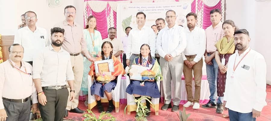 ಮದ್ದೂರಿನ ನಗರಸಭೆಯಿಂದ ಸುವರ್ಣ ಮಹೋತ್ಸವದ ಅಂಗವಾಗಿ ಇತ್ತೀಚೆಗೆ ಏರ್ಪಡಿಸಿದ್ದ ‘ಪರಿಸರ ಮಾಲಿನ್ಯ’  ಕುರಿತ ಪ್ರಬಂಧ ಸ್ಪರ್ಧೆಯಲ್ಲಿ ನಗರದ ಪೂರ್ಣಪ್ರಜ್ಞಾ ಶಾಲೆಯ ವಿದ್ಯಾರ್ಥಿನಿಯರಾದ ಚಿಂತನಾ ಎಸ್., ಹಾಗೂ ಚಂದನಾ. ಎಸ್.ಪಿ. ಅವರನ್ನು ತಹಶೀಲ್ದಾರ್ ಪರಶುರಾಮ್ ಸತ್ತಿಗೇರಿ ಹಾಗೂ ಬಿಇಒ ಧನಂಜಯ ಅಭಿನಂದಿಸಿದರು