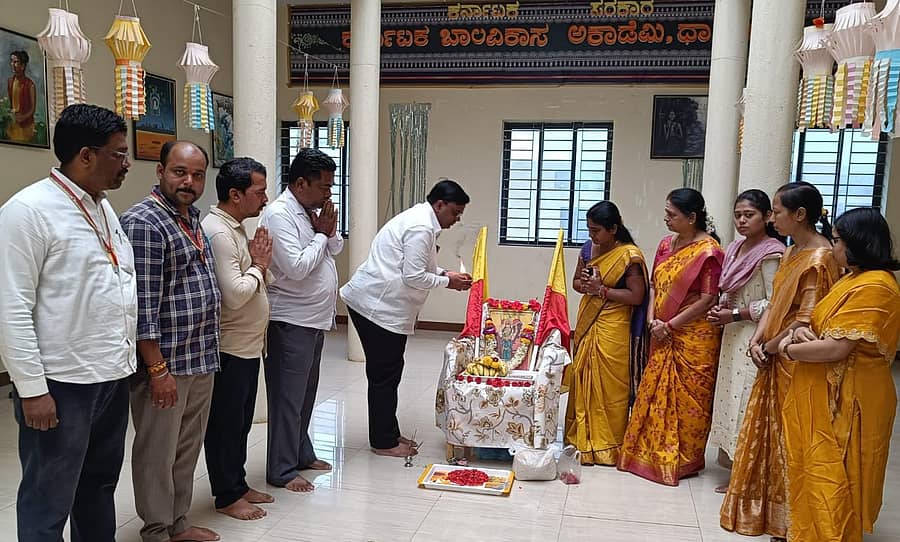 ಧಾರವಾಡದಲ್ಲಿ ಕರ್ನಾಟಕ ರಾಜ್ಯೋತ್ಸವ ಕಾರ್ಯಕ್ರಮದಲ್ಲಿ ಸಂಗಮೇಶ ಬಬಲೇಶ್ವರ ಅವರು ಭುವನೇಶ್ವರಿ ದೇವಿ ಭಾವಚಿತ್ರಕ್ಕೆ ನಮನ ಸಲ್ಲಿಸಿದರು