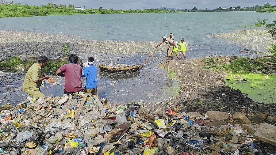 ಹರಪನಹಳ್ಳಿ ನಗರದ ಐಯ್ಯನಕೆರೆಯಲ್ಲಿನ ಘನತ್ಯಾಜ್ಯವನ್ನು ಪೌರ ಕಾರ್ಮಿಕರು ದೋಣಿ ಮೂಲಕ ಹೊರತೆಗೆದರು