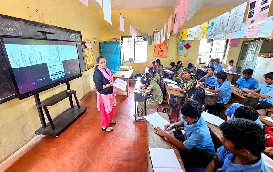 ಬೆಳಗಾವಿ ತಾಲ್ಲೂಕಿನ ಹಿಂಡಲಗಾ ಸರ್ಕಾರಿ ಪ್ರಾಥಮಿಕ ಶಾಲೆಯಲ್ಲಿ ಓದುತ್ತಿರುವ ಮಕ್ಕಳು    (ಸಂಗ್ರಹ ಚಿತ್ರ)