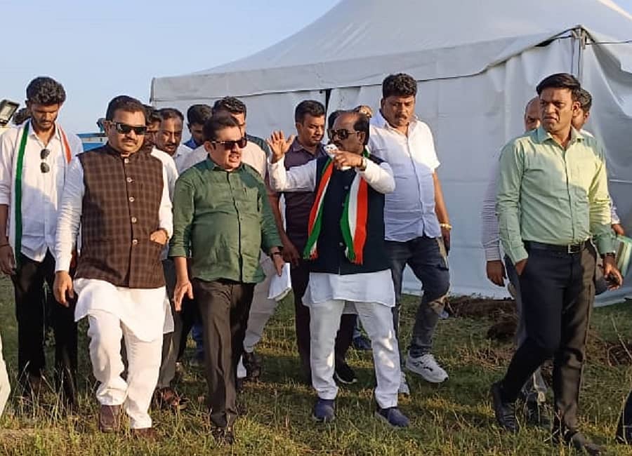 ಹುಬ್ಬಳ್ಳಿಯ ಮಂಟೂರು ರಸ್ತೆ ಬಳಿ ನಿರ್ಮಿಸಿರುವ ಆಶ್ರಯ ಮನೆಗಳನ್ನು ಸಚಿವ ಜಮೀರ್ ಅಹ್ಮದ್ಖಾನ್ ಭಾನುವಾರ ಪರಿಶೀಲಿಸಿದರು. ಶಾಸಕ ಪ್ರಸಾದ ಅಬ್ಬಯ್ಯ ಜೊತೆಗಿದ್ದರು