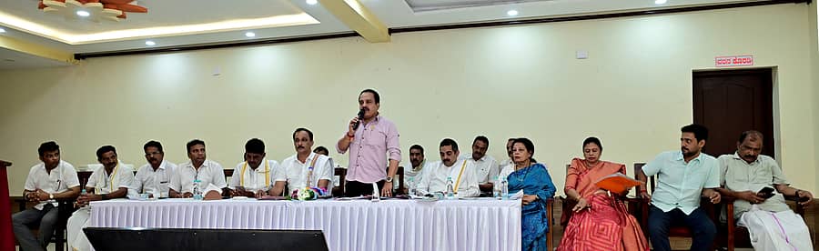 ಪುತ್ತೂರು ಮಹಾಲಿಂಗೇಶ್ವರ ದೇವಸ್ಥಾನದಲ್ಲಿ ಭಾನುವಾರ ನಡೆದ ಸಭೆಯಲ್ಲಿ ಶಾಸಕ ಅಶೋಕ್ಕುಮಾರ್ ರೈ ಮಾತನಾಡಿದರು