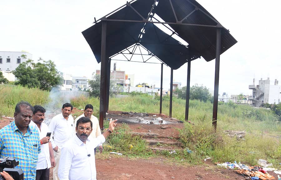 ನಗರಸಭೆ ಸದಸ್ಯರಾದ ಶಶಿ ಹೊಸಳ್ಳಿ, ಶಿವಕುಮಾರ ಭಾವಿಕಟ್ಟಿ, ಪ್ರಭುಶೆಟ್ಟಿ ಹಾಗೂ ಇತರರು ಬೀದರ್‌ನ ಬಿ.ವಿ. ಭೂಮರಡ್ಡಿ ಕಾಲೇಜು ಎದುರಿಗಿರುವ ಚಿತಾಗಾರದಲ್ಲಿ ಯಂತ್ರ ಇಲ್ಲದಿರುವುದನ್ನು ಭಾನುವಾರ ತೋರಿಸಿದರು