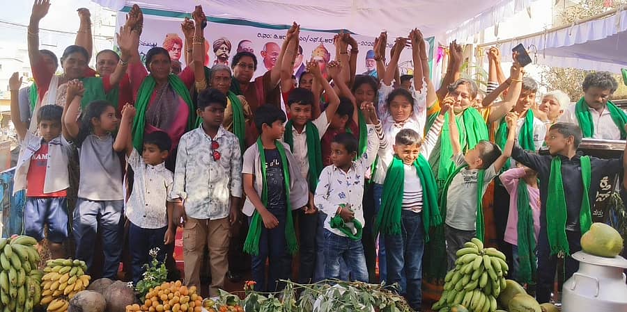 <div class="paragraphs"><p>ಗ್ರೇಟರ್ ಬೆಂಗಳೂರು ಸಮಗ್ರ ಉಪನಗರ ಯೋಜನೆ ವಿರೋಧಿಸಿ ಬಿಡದಿ ಹೋಬಳಿಯ ಭೈರಮಂಗಲದಲ್ಲಿ ಭಾನುವಾರ ನಡೆದ ಮಹಿಳಾ ಮತ್ತು ಮಕ್ಕಳ ಸಮಾವೇಶದ</p></div>