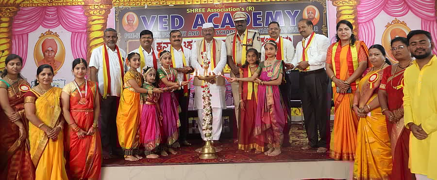 ವಿಜಯಪುರ ಹೊರವಲಯದ ಇಟ್ಟಂಗಿಹಾಳ ರಸ್ತೆಯಲ್ಲಿರುವ ವೇದ ಅಕಾಡೆಮಿಯಲ್ಲಿ ಶನಿವಾರ ಆಯೋಜಿಸಿದ್ದ ಕರ್ನಾಟಕ ರಾಜ್ಯೋತ್ಸವವನ್ನು ಹೆಚ್ಚುವರಿ ಜಿಲ್ಲಾ ಪೊಲೀಸ್ ವರಿಷ್ಠಾಧಿಕಾರಿ ರಾಮನಗೌಡ ಹಟ್ಟಿ ಉದ್ಘಾಟಿಸಿದರು