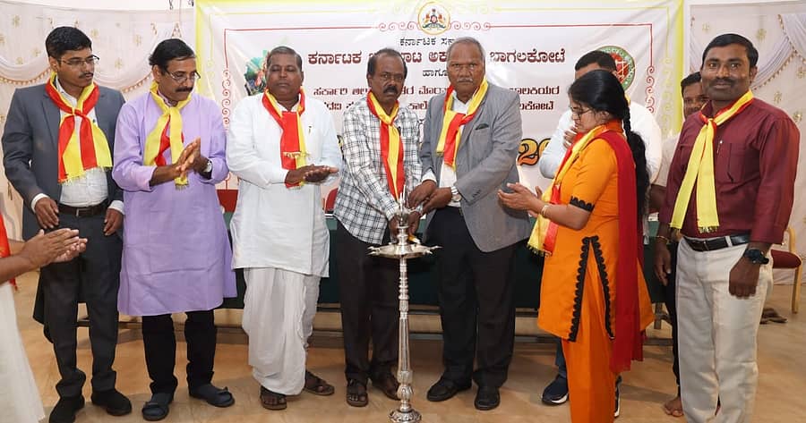 ಬಾಗಲಕೋಟೆಯಲ್ಲಿ ಕರ್ನಾಟಕ ಬಯಲಾಟ ಅಕಾಡೆಮಿ ಶನಿವಾರ ಹಮ್ಮಿಕೊಂಡಿದ್ದ ಡೊಡ್ಡಾಟ, ತೊಗಲು ಗೊಂಬೆಯಾಟ ಪ್ರದರ್ಶನಕ್ಕೆ ಕವಿ ಸತ್ಯಾನಂದ ಪಾತ್ರೋಟ ಚಾಲನೆ ನೀಡಿದರು