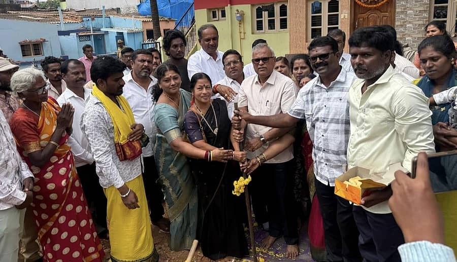 ಮಾಲೂರು ನಗರದ ನಾಲ್ಕನೇ ವಾರ್ಡಿನ ಅಂಬೇಡ್ಕರ್ ನಗರದಲ್ಲಿ ಕೊಳಚೆ ನಿರ್ಮೂಲನಾ ಮಂಡಳಿ ವತಿಯಿಂದ ನಿರ್ಮಾಣವಾಗುತ್ತಿರುವ 90 ಮನೆಗಳ ನಿರ್ಮಾಣಕ್ಕೆ ಸೋಮವಾರ ಶಾಸಕ ಕೆ.ವೈ.ನಂಜೇಗೌಡ ಭೂಮಿ ಪೂಜೆ ನೆರವೇರಿಸಿದರು